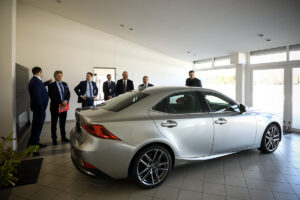 Jacek Pawlakék megtekintették a Lexus Select szalont