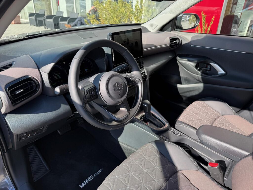 YARIS CROSS 1.5 Hybrid Executive Monotone e-CVT Készletről akciós finanszírozással
