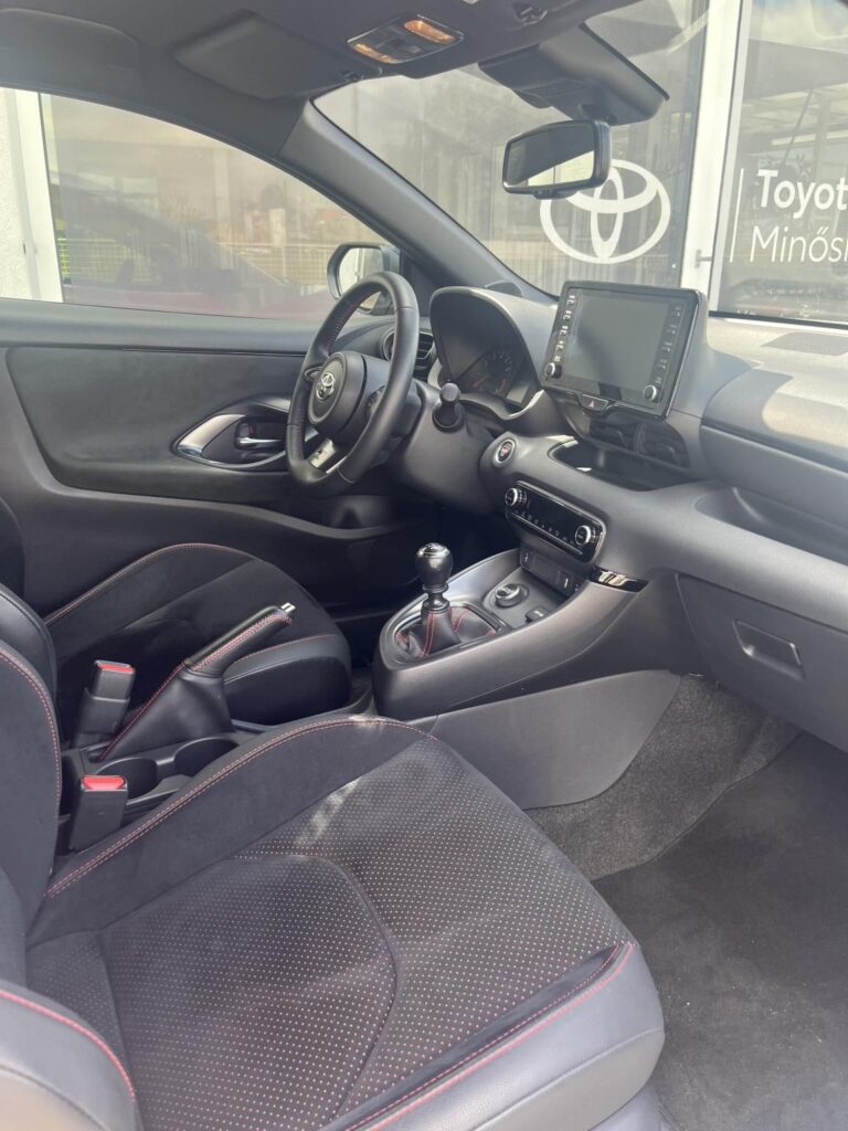 YARIS 1.6 VVT-i GR Dynamic 4WD + Sport csomag