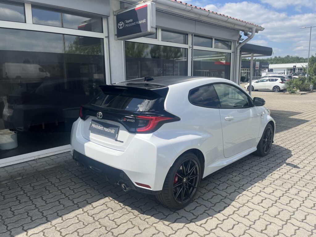 YARIS 1.6 VVT-i GR Dynamic 4WD + Sport csomag