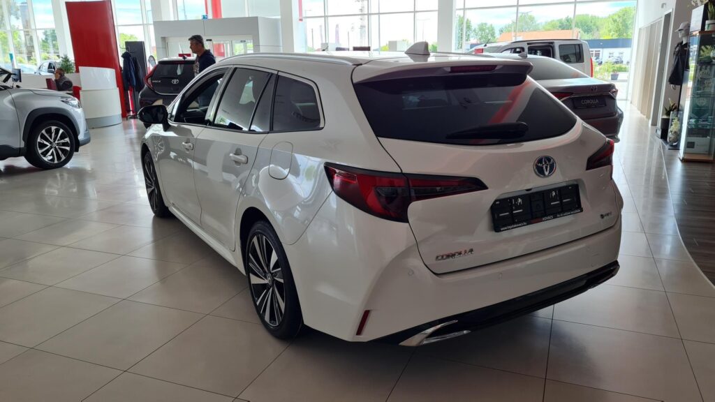 COROLLA Touring Sports 2.0 Hybrid Style e-CVT Az ár készpénzes vásárlásra vonatkozik. azonnal készletről