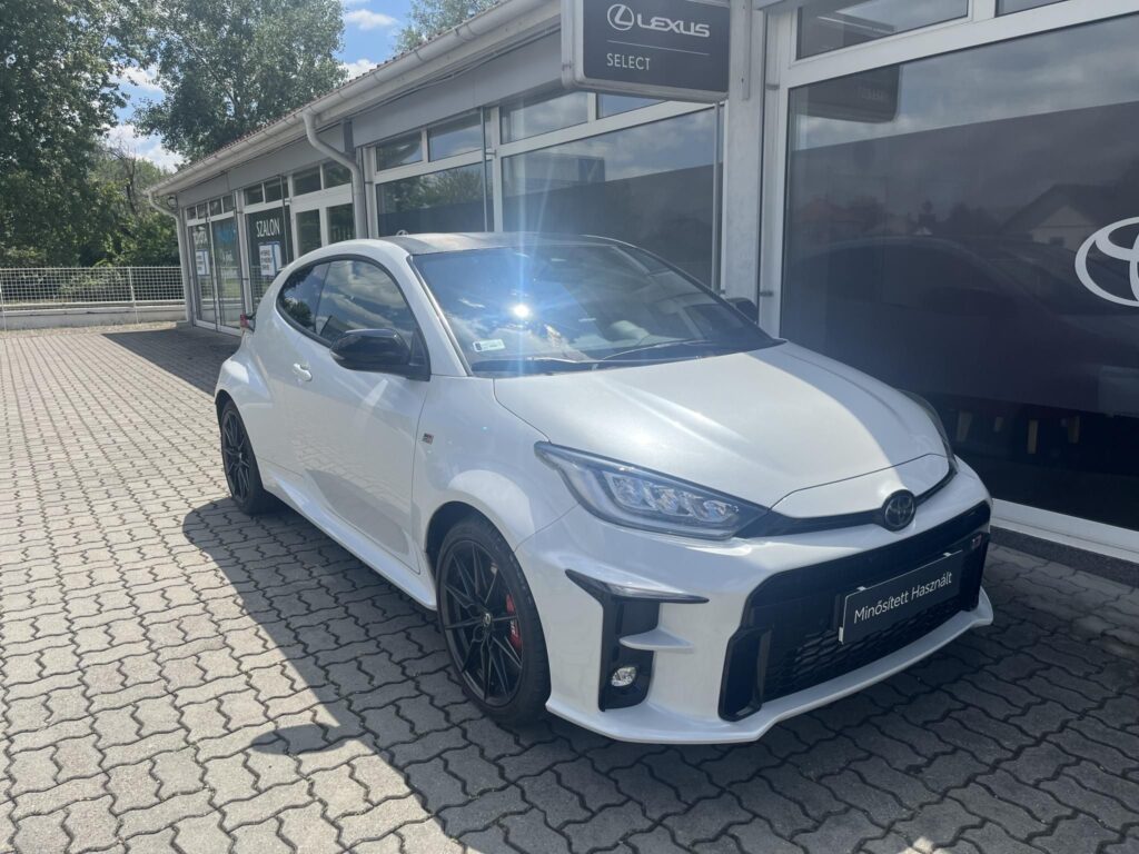 YARIS 1.6 VVT-i GR Dynamic 4WD + Sport csomag