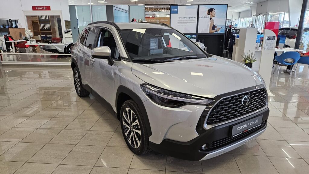 COROLLA CROSS 1.8 Hybrid Style+Tech e-CVT Készletről. akár 6.9% THM finanszírozással