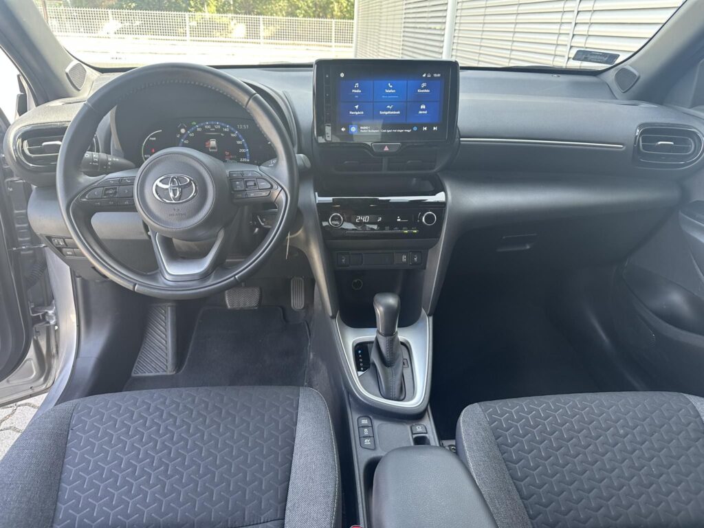 YARIS CROSS 1.5 Hybrid Comfort Style Tech e-CVT Magyarországi. vezetett szervízkönyv