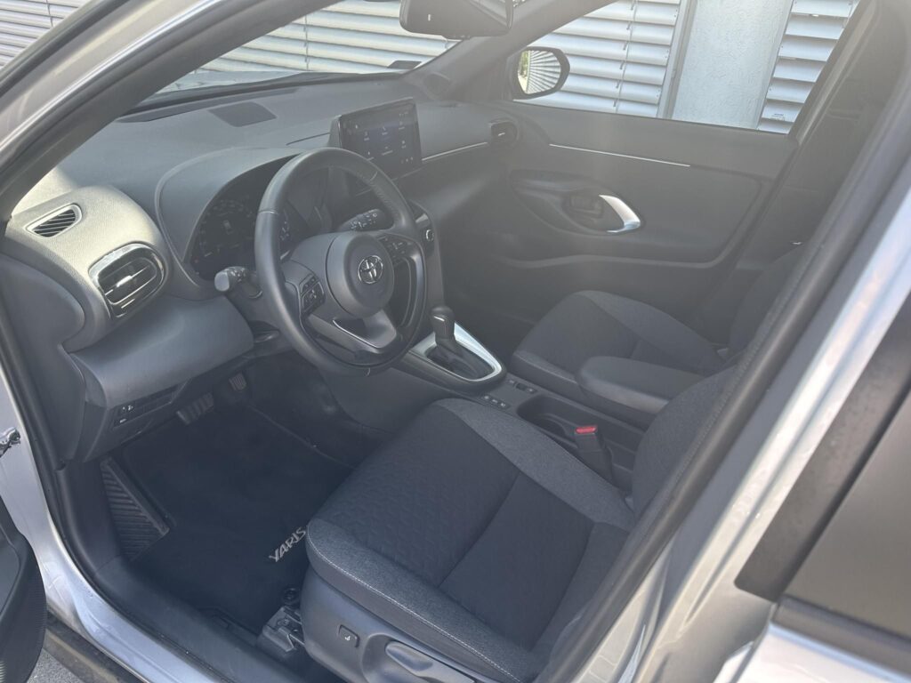 YARIS CROSS 1.5 Hybrid Comfort Style Tech e-CVT Magyarországi. vezetett szervízkönyv