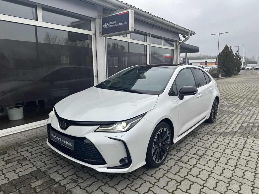 COROLLA Sedan 1.8 Hybrid GR-Sport e-CVT Minősített használtautó garanciával és 4 db téli gumival!