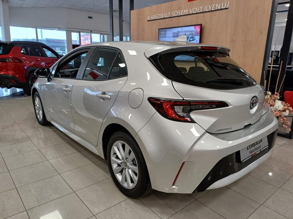 COROLLA 1.8 Hybrid Comfort Tech e-CVT Hatchback készletről!
