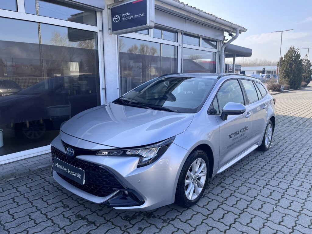 COROLLA 1.8 Hybrid Comfort Tech e-CVT Téligumi szettel. Gyári Garanciával