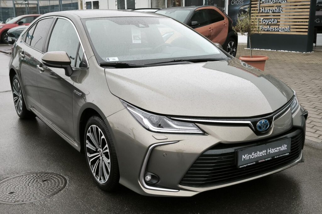 COROLLA Sedan 1.8 Hybrid Comfort Style Tech e-CVT 2 ÉV GARANCIÁVAL!